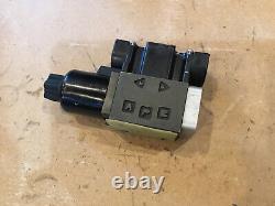 Nachi SS-G01-A5-R-D2-E20 Hydraulic Directional Control Solenoid Valve 24VDC D03