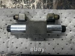 Nouveau, jamais utilisé, valve de commande directionnelle hydraulique Parker D1VW020DNJP5, ensemble d'origine authentique